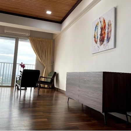 The Venus - Spacious Wooden Top Floor Apartment Sitiawan Bagian luar foto