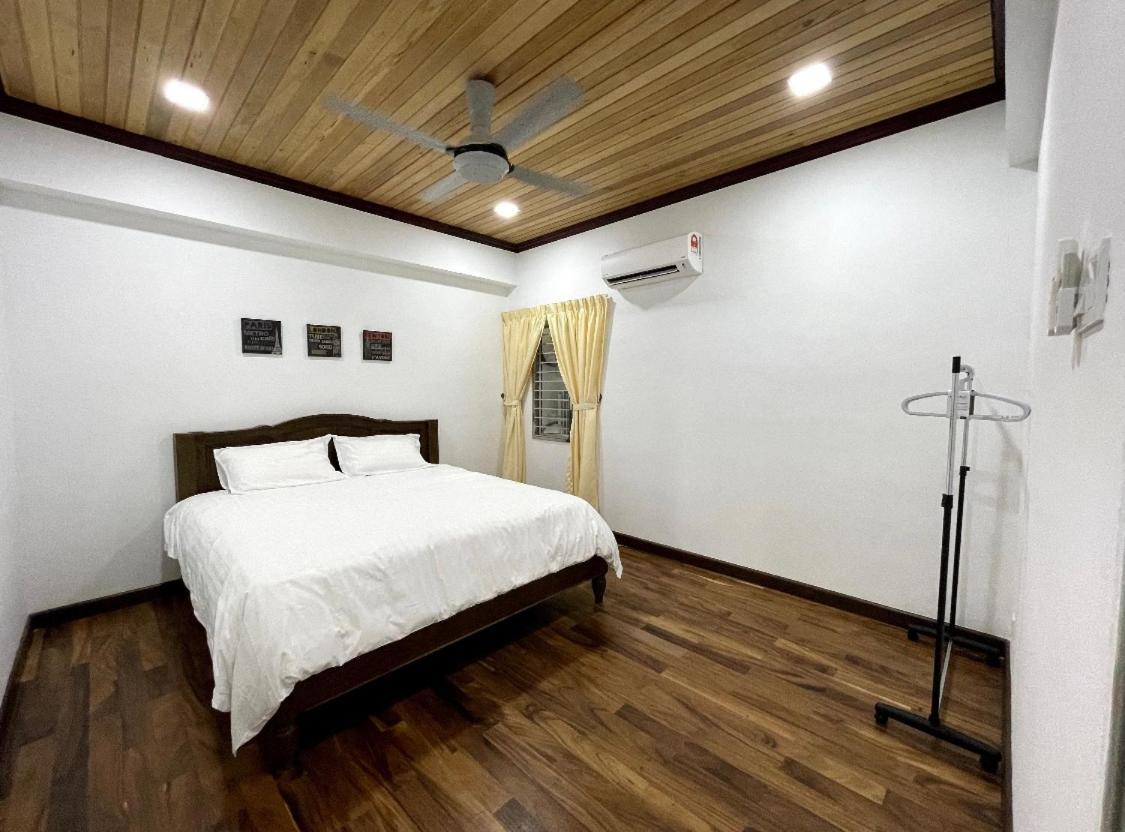 The Venus - Spacious Wooden Top Floor Apartment Sitiawan Bagian luar foto