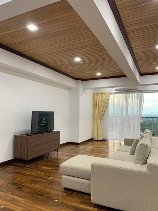 The Venus - Spacious Wooden Top Floor Apartment Sitiawan Bagian luar foto