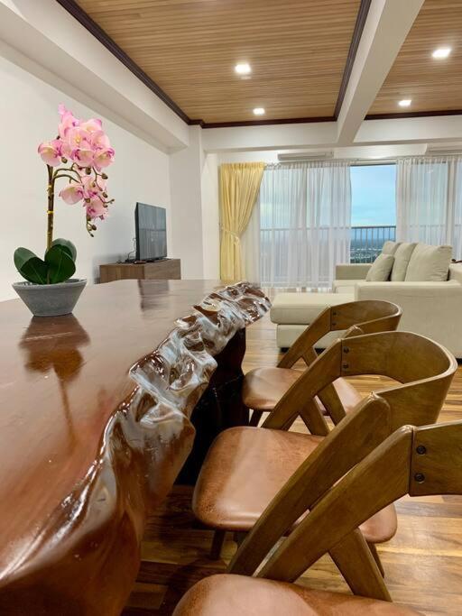 The Venus - Spacious Wooden Top Floor Apartment Sitiawan Bagian luar foto